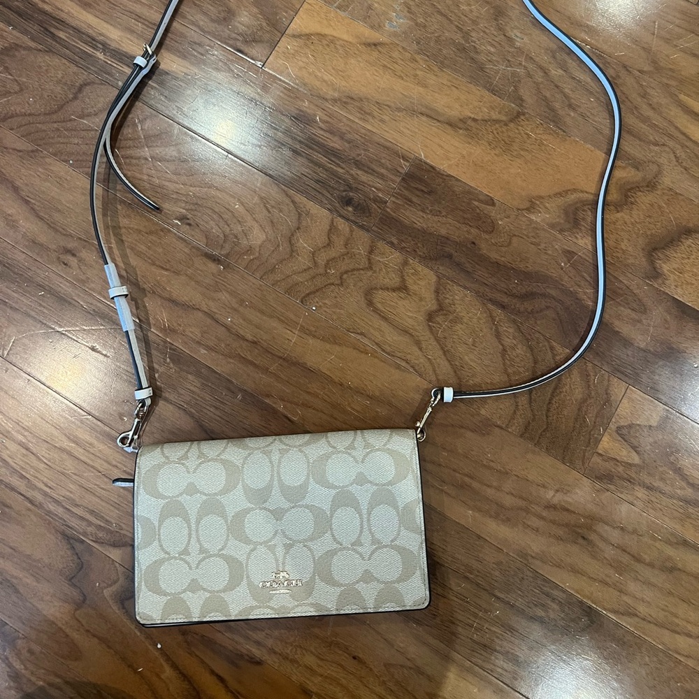 New w Tags Coach
Anna Foldover Clutch
Crossbody Signature
Canvas Gold/Khaki